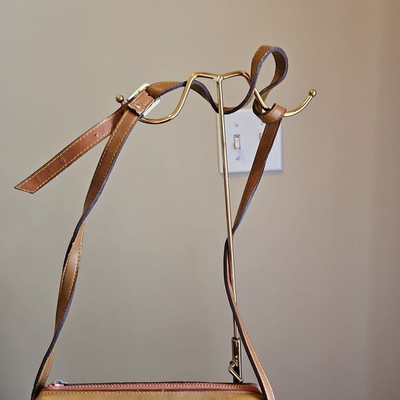 Vintage Dooney Bourke crossbody or shoulder leather bag w/ suede interior - Picture 5 of 14